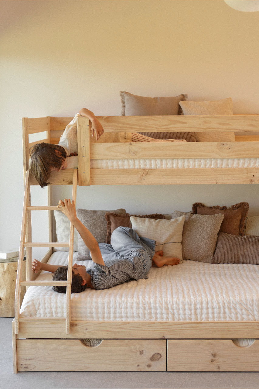Imagen de ambiente 2 para:Litera triple de madera natural